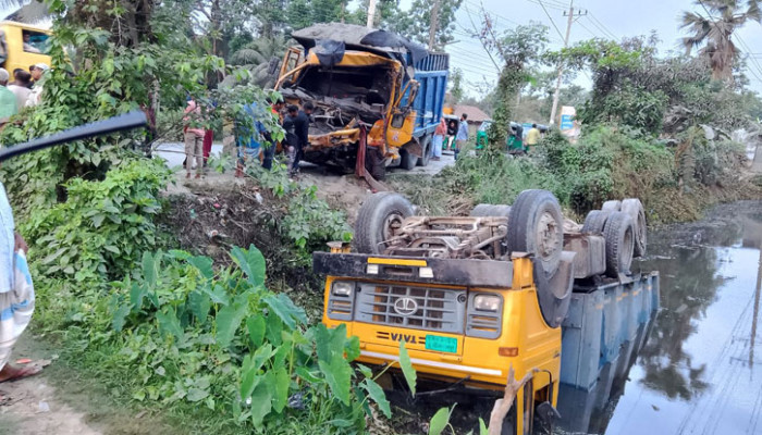 দাঁড়িয়ে থাকা ট্রাকে আরেক ট্রাকের ধাক্কায় নিহত ২