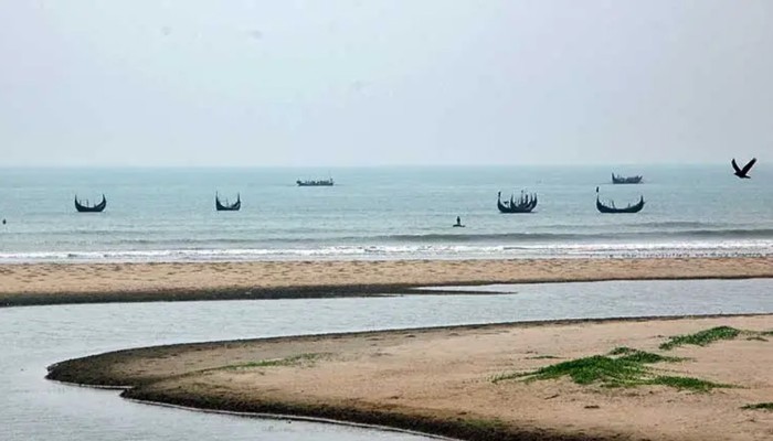 ​সাগরে গোসল করতে নেমে চবি শিক্ষার্থীর মৃত্যু, নিখোঁজ ২