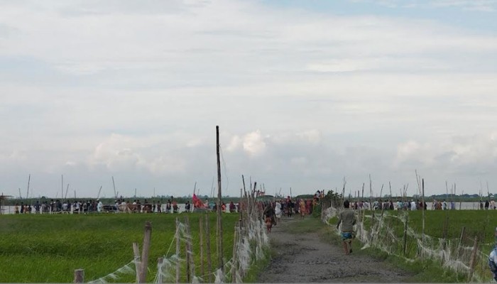 ​অবৈধ বালু উত্তোলনে গ্রামবাসীর ধাওয়া, ড্রেজারে আগুন