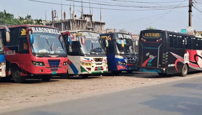 চাঁদা নিয়ে দুই সংগঠনের বিরোধ, চাঁপাইনবাবগঞ্জে বাস চলাচল বন্ধ