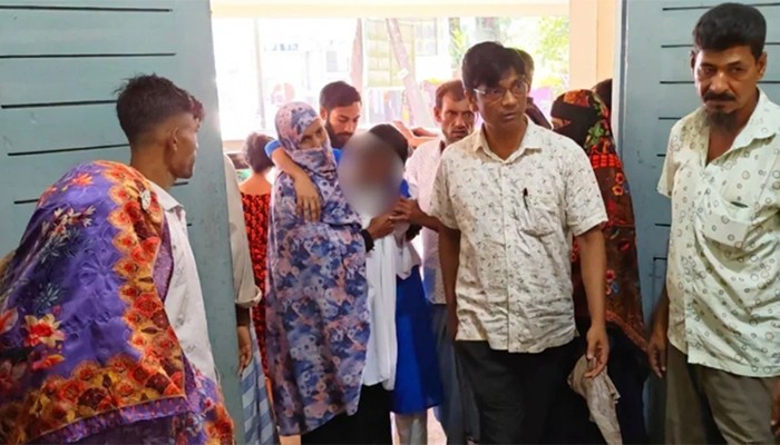​হঠাৎ ক্লাসরুমে জ্ঞান হারালো ১৫ শিক্ষার্থী