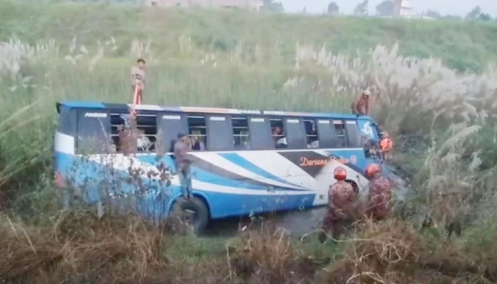 রেলিং ভেঙে বাস খাদে, নিহত ৩