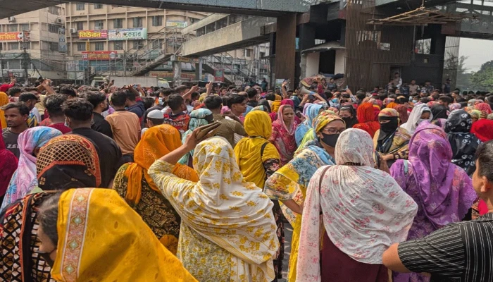 মিরপুরে সড়ক অবরোধ করে আন্দোলনে পোশাক শ্রমিকরা