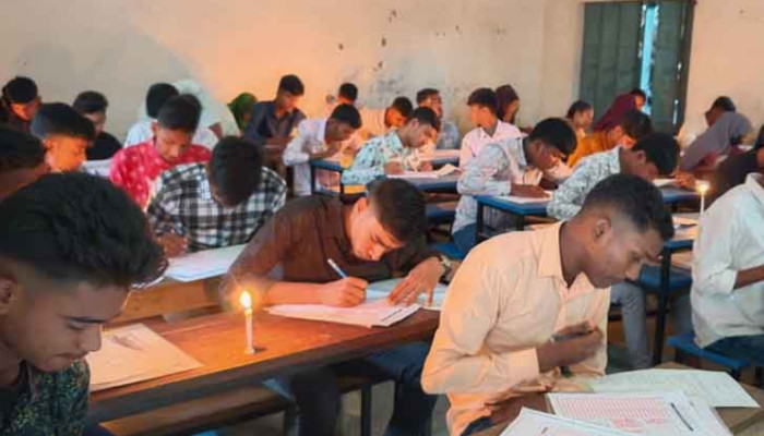 ​মোমবাতির আলোয় এসএসসি পরীক্ষা!