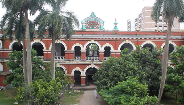 ​এজলাসে পুলিশ পেটালো বিএনপি