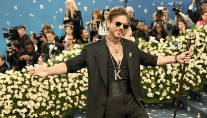 ​মেট গালায় নিজস্ব ভঙ্গিমায় শাহরুখ খান