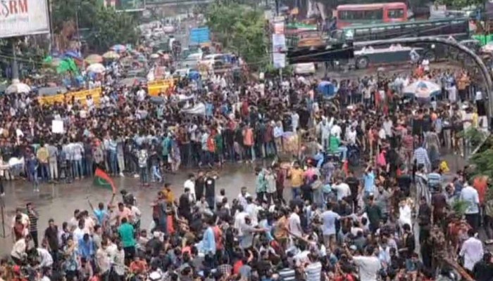 ​বৃষ্টি উপেক্ষা করে শাহবাগ অবরোধ ছাত্রদলের, যান চলাচল বন্ধ
