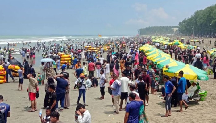 ঈদের ছুটিতে পর্যটকে মুখরিত কক্সবাজার সৈকত
