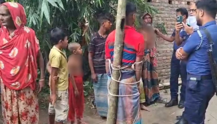 ​পাওনা টাকা না পেয়ে শ্বশুরকে গাছে বেঁধে পেটালেন জামাই