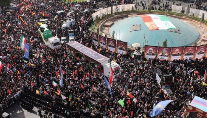 তেহরানে কমান্ডার-বিজ্ঞানীদের জানাজায় শোকাহত মানুষের ঢল