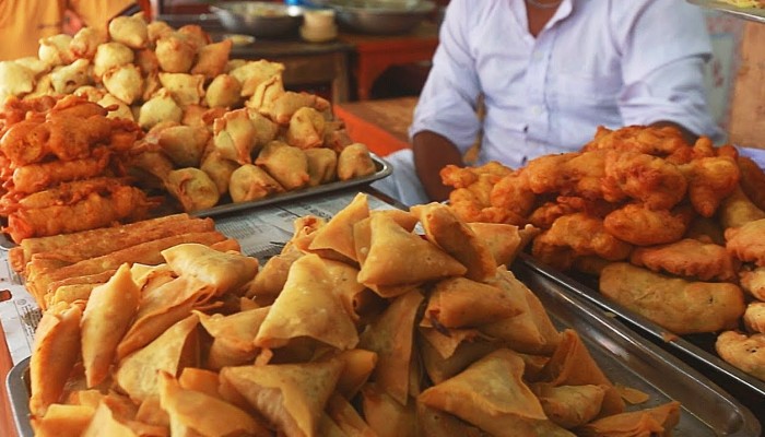 দেদারসে ​ভাজাপোড়া খেয়েও সুস্থ থাকবেন যে কৌশলে