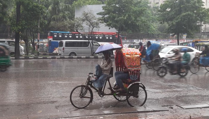 ​গুড়ি গুড়ি বৃষ্টিতে ভোগান্তি বেড়েছে রাজধানীবাসীর