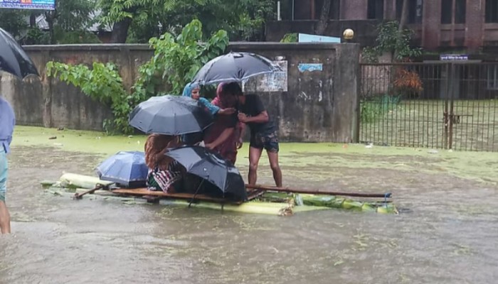 কলার ভেলায় অন্তঃসত্ত্বাকে নেওয়া হলো হাসপাতালে