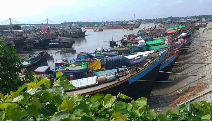চাক্তাই খালের ঘাটে এখনও ভিড়ে নৌকা