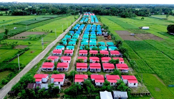 উপহারের ঘর যখন গলার কাঁটা!