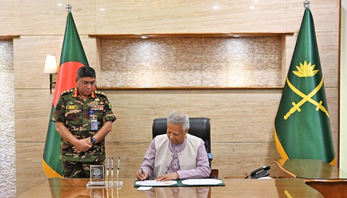 ​সৎ ও নিরপেক্ষ সেনা অফিসাররাই পদোন্নতির যোগ্য: ড. ইউনূস