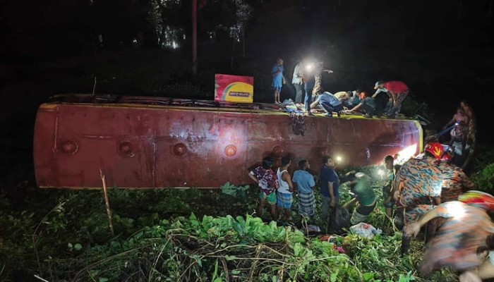 পুকুরে বাস পড়ে নিহত ১, আহত ১৫
