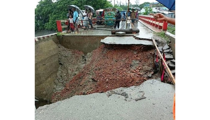 ​জোয়ারে ব্রিজের মাটি ধসে সড়ক অচল