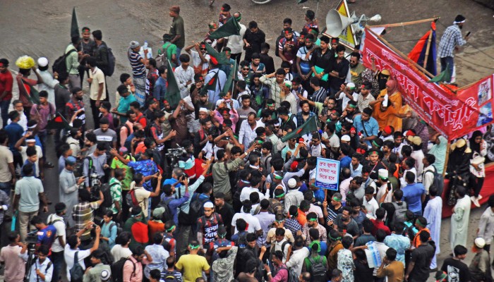 জুলাই সনদের দাবিতে শাহবাগ অবরোধ