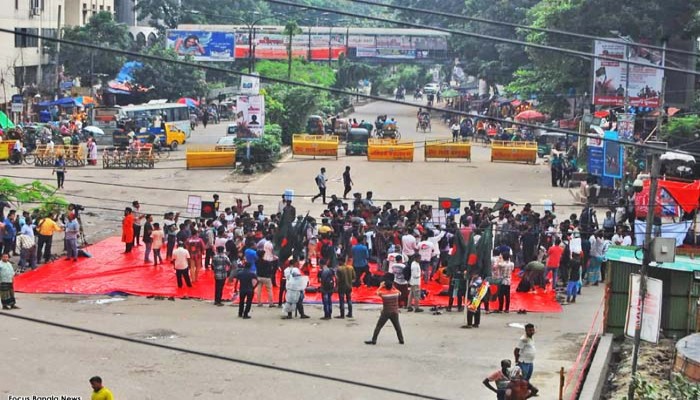 ​এখনও অবরুদ্ধ শাহবাগ, চরম জনদুর্ভোগ