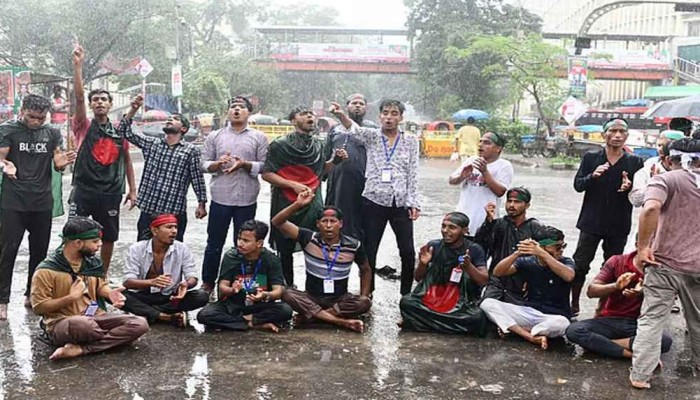 শাহবাগে জুলাই যোদ্ধাদের মধ্যে মারামারি