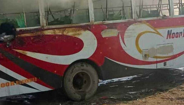 হঠাৎ যাত্রীবাহী বাসে আগুন, আতঙ্কে ছোটাছুটি