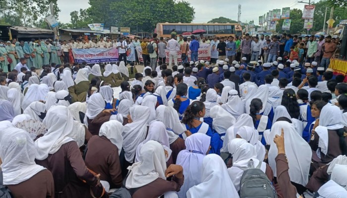 ​রবীন্দ্র বিশ্ববিদ্যালয়ের স্থায়ী ক্যাম্পাসের দাবিতে মহাসড়ক অবরোধ