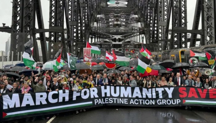 ​ফিলিস্তিনিদের পক্ষে বিক্ষোভে যোগ দিলেন জুলিয়ান অ্যাসাঞ্জ