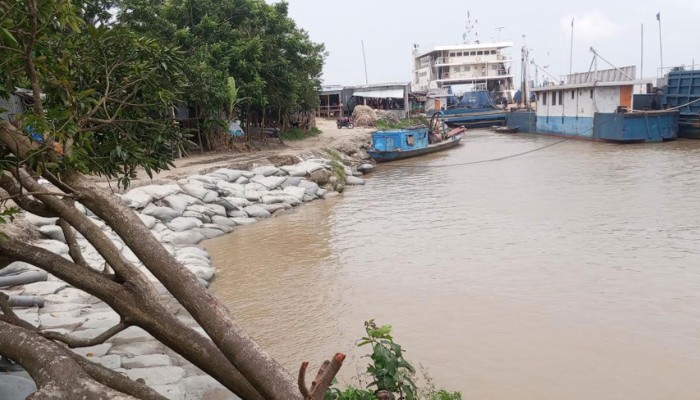 পদ্মার ভাঙন ঝুঁকিতে দৌলতদিয়ার ফেরিঘাট