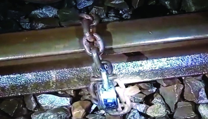 রেললাইনে তালা: অল্পের জন্য রক্ষা পেলেন শতাধিক যাত্রী