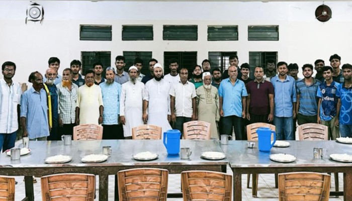 রীতি ভেঙে ডিনারে আমন্ত্রিত কর্মচারীরা