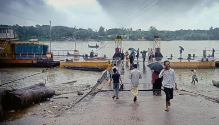 কর্ণফুলীতে প্রবল স্রোতে ফেরি চলাচল বন্ধ