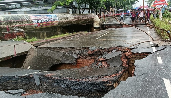 ​চট্টগ্রামে ভারী বৃষ্টিতে ভেঙেছে সড়ক, জলাবদ্ধতায় দুর্ভোগ