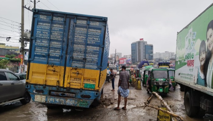 ​সড়কের গর্তে আটকাচ্ছে গাড়ির চাকা, ব্যর্থ হচ্ছে ট্রাফিকের প্রচেষ্টা
