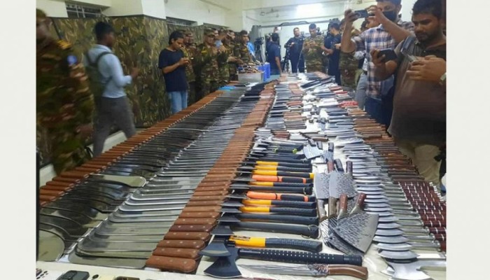 নিউ মার্কেট এলাকা থেকে ১১০০টি ধারালো অস্ত্র উদ্ধার