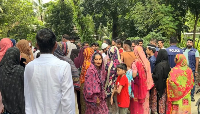 ​চোর সন্দেহে তিনজনকে গণপিটুনি, চোখ তুলে ফেলার চেষ্টা