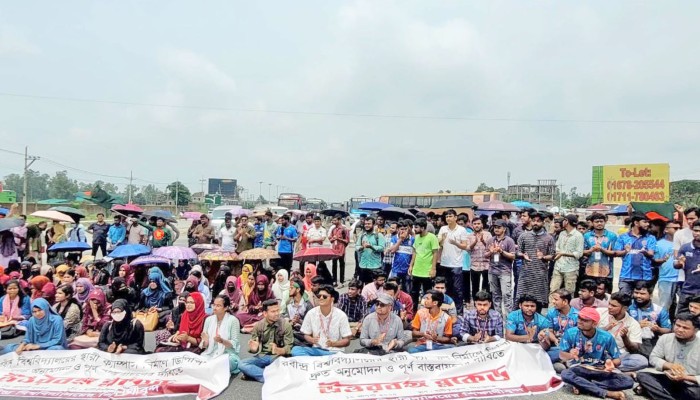 ​সড়কে রবীন্দ্র বিশ্ববিদ্যালয়ের শিক্ষার্থীরা, ঢাকা-উত্তরবঙ্গ যোগাযোগ বন্ধ