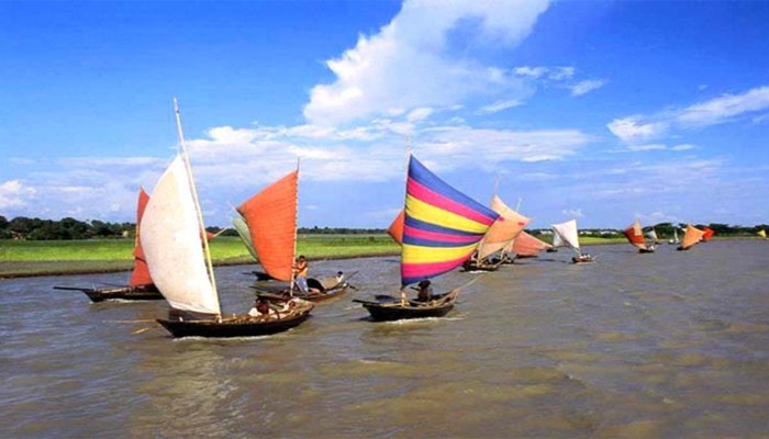 হারিয়ে যাচ্ছে পালের নৌকা