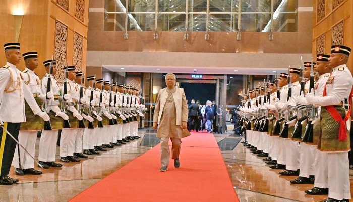 ​ড. ইউনূসকে মালয়েশিয়ায় লাল গালিচা সংবর্ধনা