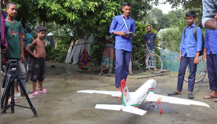 ​বিমান বানিয়ে আকাশে উড়ালো রাজবাড়ীর রাহুল শেখ