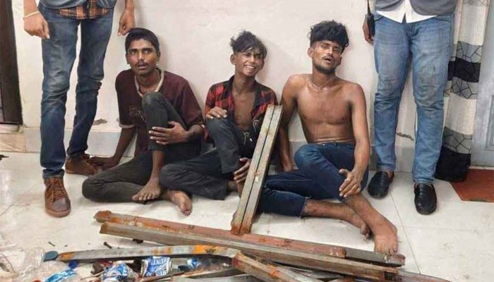 ​ফ্লাইওভারের নাটবল্টু চুরির সময় হাতেনাতে ধরা ৩