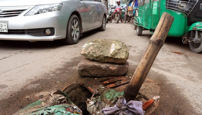 ​ সড়ক যেন মরণফাঁদ : পাঁচ বছরে ম্যানহোলে পড়ে  ২৯ প্রাণহানি