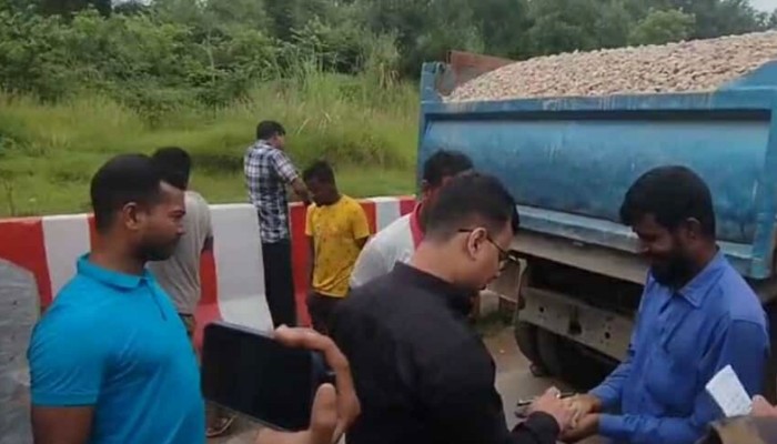 ​সিলেটে সাদাপাথর ভর্তি ৭০টি ট্রাক জব্দ