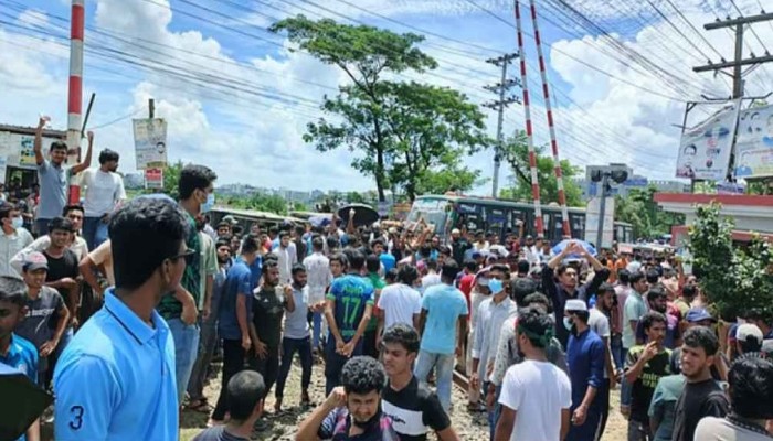 ​বনলতা এক্সপ্রেস ট্রেন আটকে পলিটেকনিক শিক্ষার্থীদের বিক্ষোভ