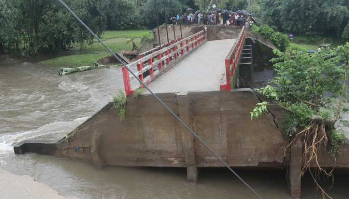 পঞ্চগড়ে ভারি বর্ষণে স্লুইসগেটের সংযোগ সড়কে ধস