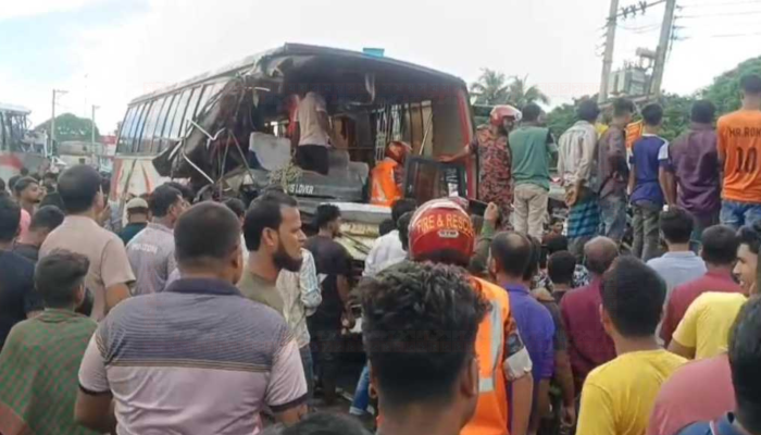 ফরিদপুরে দুই বাসের মুখোমুখি সংঘর্ষ, নিহত ৩