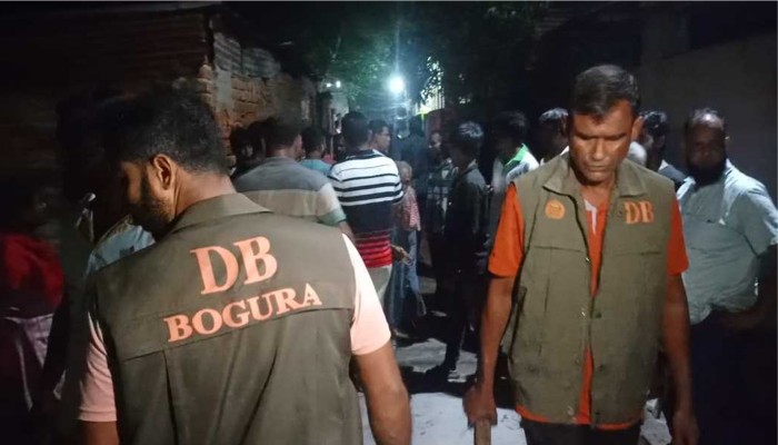 ​মব তৈরি করে দুই পুলিশ সদস্যকে মাদক ব্যবসায়ীদের হেনস্তা