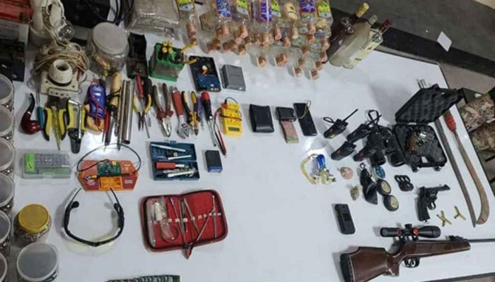 কোচিং সেন্টারে মিলল অস্ত্র ও বিস্ফোরক তৈরির সরঞ্জাম