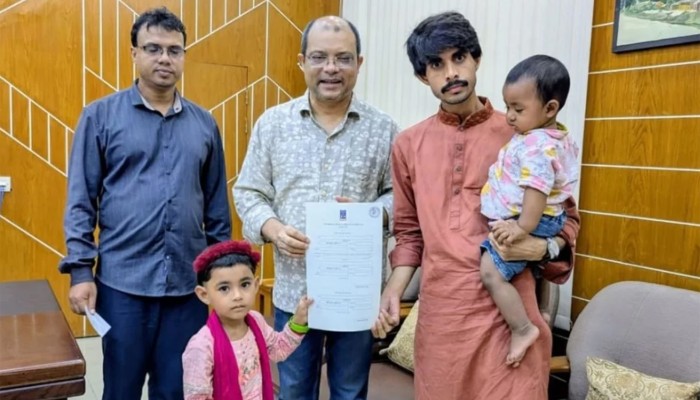 ​দুই সন্তানকে সঙ্গে নিয়ে ডাকসুর মনোনয়ন ফরম সংগ্রহ