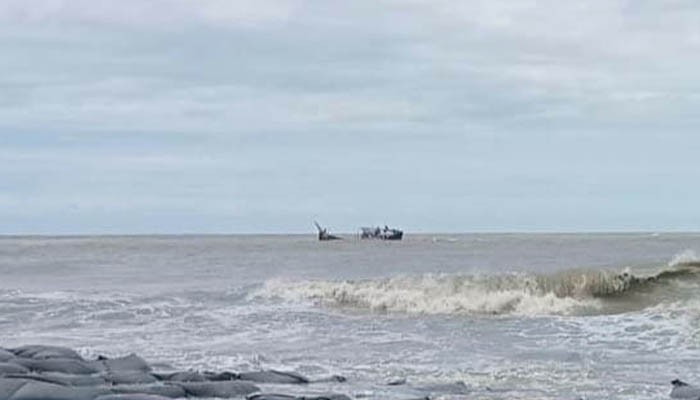 ​ ১১ ঘন্টা সাগরে ভাসার পরে ১০ জেলে উদ্ধার